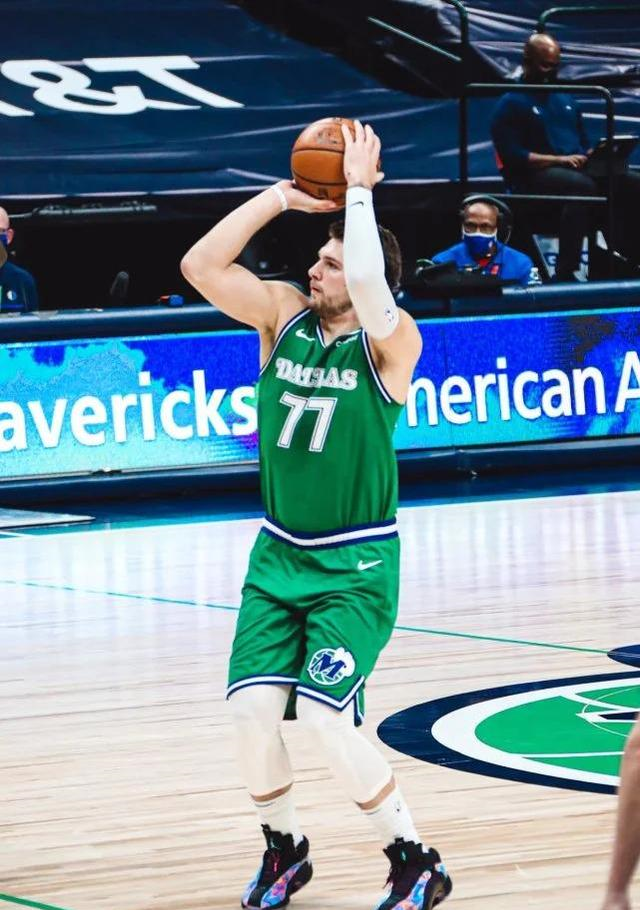 灰熊翻盘凯尔特人,拉文三分雨点燃全场 灰熊翻盘凯尔特人,拉文三分雨点燃全场