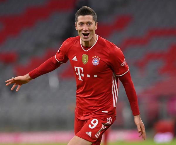 日本横扫中国，莱万刷新纪录