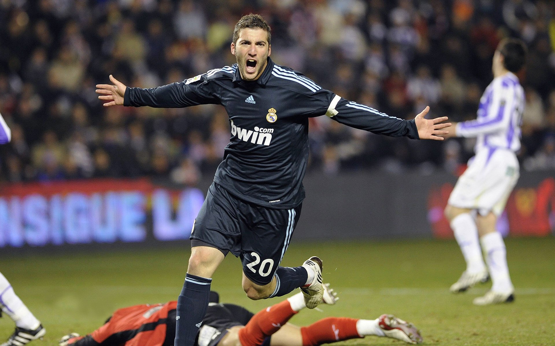 体育双响炮，F1街道赛巅峰对决与火箭惊天逆转，激情与策略的完美交响