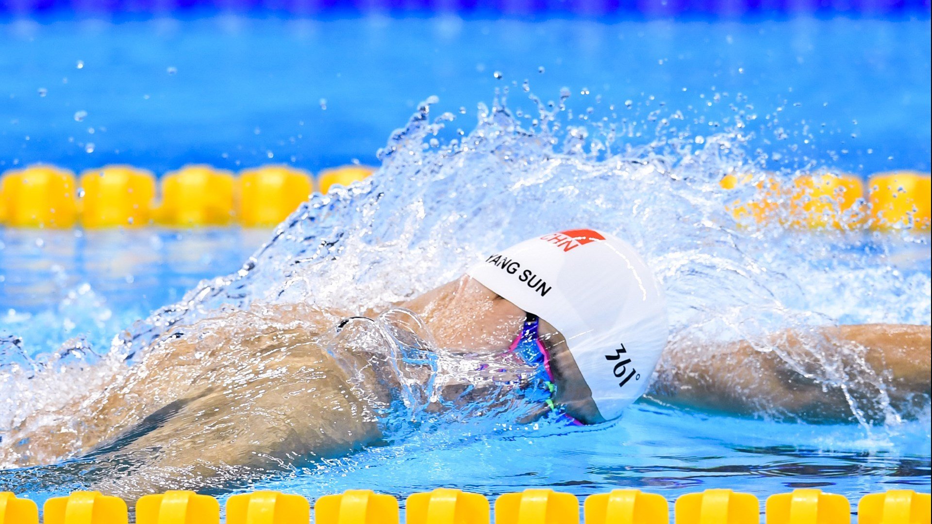 当魔术的青春风暴撞上马刺的重建阵痛，我们却在欧冠赛场听见了传统控卫的古老回响